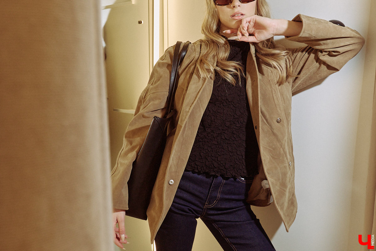 Весна 2026 года началась с фешен-экспериментов! После выхода сериала «Американская история любви» девушки отложили броские вещи в сторонку, дабы в этом сезоне научиться пользоваться базовым гардеробом. Источником их вдохновения стала Кэролин Бессетт-Кеннеди. «Ключ-Медиа» исследовал притягательность образов блондинки с помощью владимирской модели Дарьи Сереченко и стилиста Дины Бердинских.