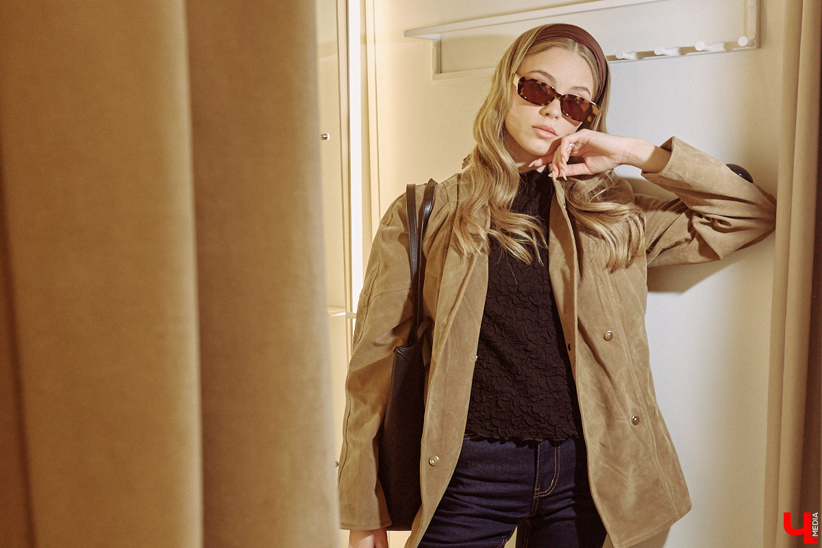 Весна 2026 года началась с фешен-экспериментов! После выхода сериала «Американская история любви» девушки отложили броские вещи в сторонку, дабы в этом сезоне научиться пользоваться базовым гардеробом. Источником их вдохновения стала Кэролин Бессетт-Кеннеди. «Ключ-Медиа» исследовал притягательность образов блондинки с помощью владимирской модели Дарьи Сереченко и стилиста Дины Бердинских.