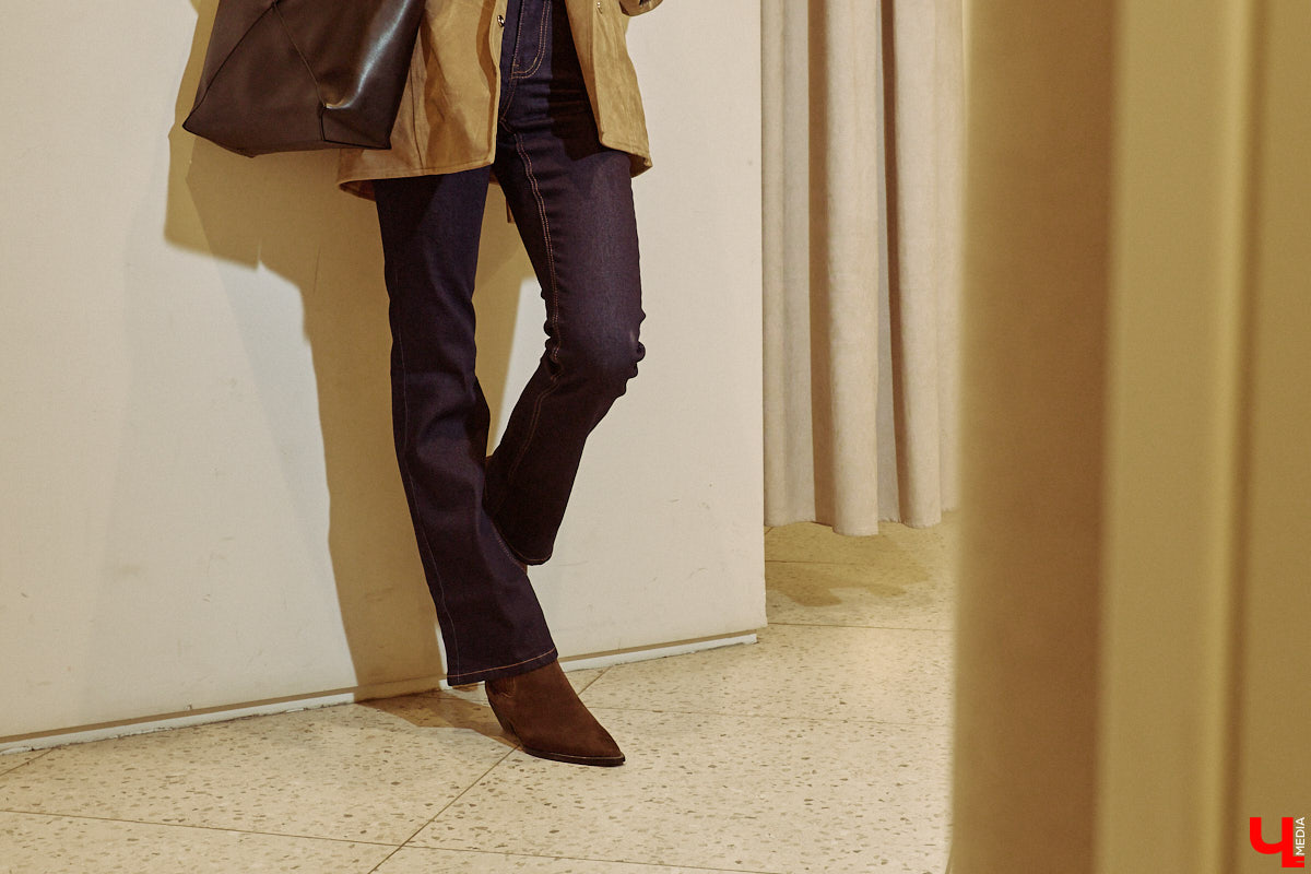 Весна 2026 года началась с фешен-экспериментов! После выхода сериала «Американская история любви» девушки отложили броские вещи в сторонку, дабы в этом сезоне научиться пользоваться базовым гардеробом. Источником их вдохновения стала Кэролин Бессетт-Кеннеди. «Ключ-Медиа» исследовал притягательность образов блондинки с помощью владимирской модели Дарьи Сереченко и стилиста Дины Бердинских.