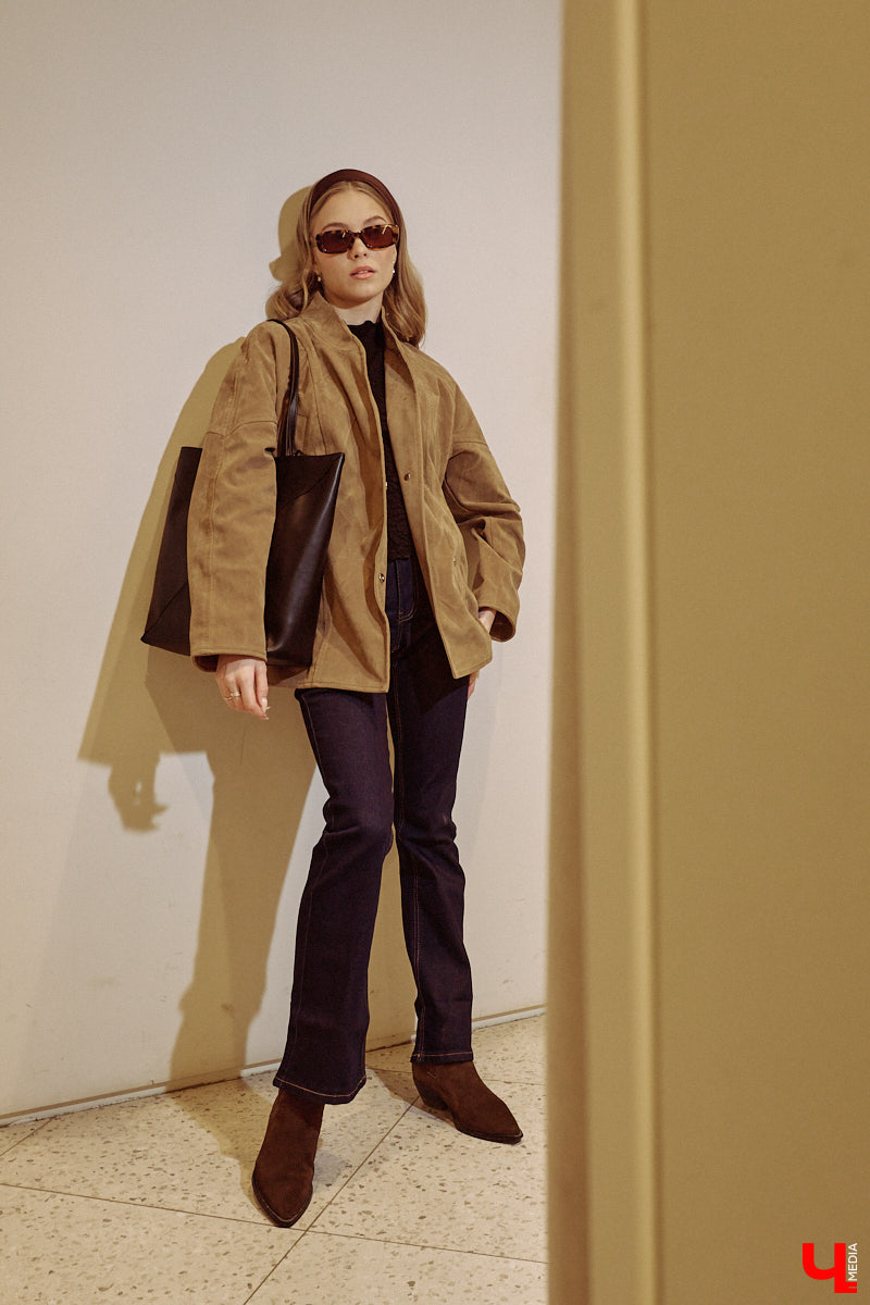 Весна 2026 года началась с фешен-экспериментов! После выхода сериала «Американская история любви» девушки отложили броские вещи в сторонку, дабы в этом сезоне научиться пользоваться базовым гардеробом. Источником их вдохновения стала Кэролин Бессетт-Кеннеди. «Ключ-Медиа» исследовал притягательность образов блондинки с помощью владимирской модели Дарьи Сереченко и стилиста Дины Бердинских.
