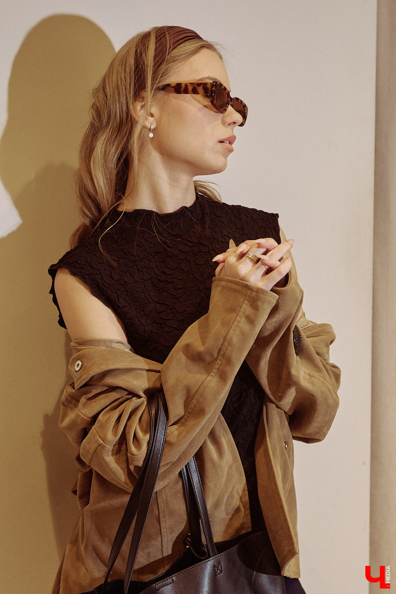 Весна 2026 года началась с фешен-экспериментов! После выхода сериала «Американская история любви» девушки отложили броские вещи в сторонку, дабы в этом сезоне научиться пользоваться базовым гардеробом. Источником их вдохновения стала Кэролин Бессетт-Кеннеди. «Ключ-Медиа» исследовал притягательность образов блондинки с помощью владимирской модели Дарьи Сереченко и стилиста Дины Бердинских.