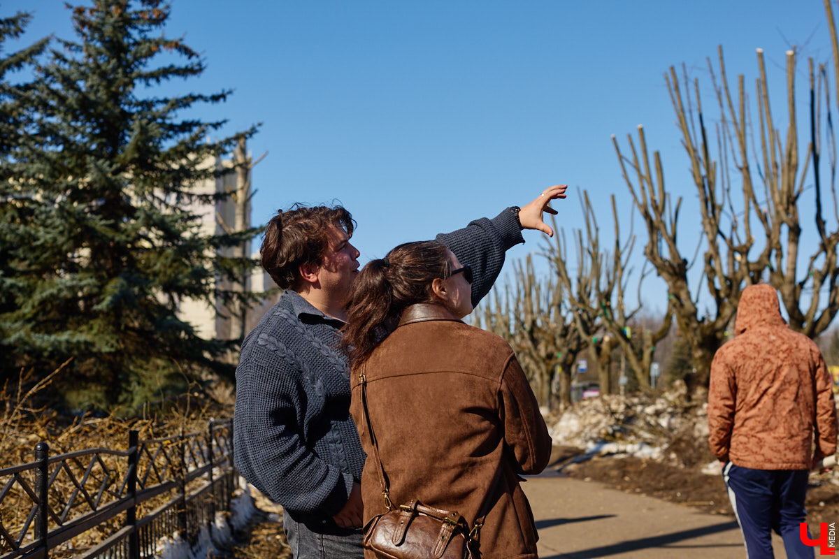 На земле груды спиленных веток, в воздухе висит терпкий смолистый дух, а вместо высоких и красивых деревьев – обрубленные пеньки. Во Владимире снова принялись омолаживать зеленый щит города. На этот раз звук бензопил раздавался по всему Суздальскому проспекту. Что не так с очередным актом благоустройства, «Ключ-Медиа» обсудил на месте с дендрологом Иваном Шматковым.