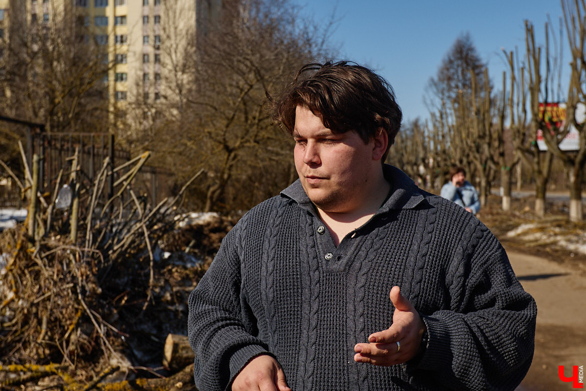 На земле груды спиленных веток, в воздухе висит терпкий смолистый дух, а вместо высоких и красивых деревьев – обрубленные пеньки. Во Владимире снова принялись омолаживать зеленый щит города. На этот раз звук бензопил раздавался по всему Суздальскому проспекту. Что не так с очередным актом благоустройства, «Ключ-Медиа» обсудил на месте с дендрологом Иваном Шматковым.