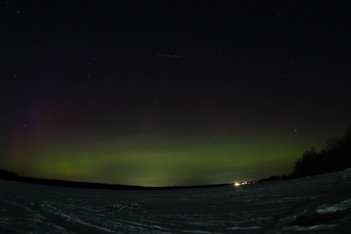 Небо над Владимирской областью регулярно устраивает эффектные шоу. То порадует световыми столбами, то удивит сразу четырьмя ночными светилами. За последнее время жители региона тоже сняли немало чудес: перевернутую радугу и северное сияние. «Ключ-Медиа» собрал самые необычные и красивые кадры.