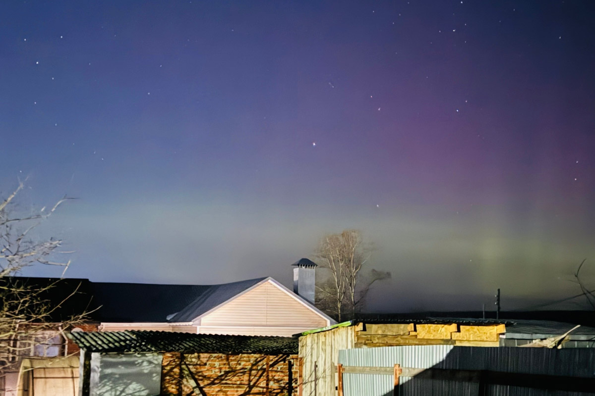 Небо над Владимирской областью регулярно устраивает эффектные шоу. То порадует световыми столбами, то удивит сразу четырьмя ночными светилами. За последнее время жители региона тоже сняли немало чудес: перевернутую радугу и северное сияние. «Ключ-Медиа» собрал самые необычные и красивые кадры.