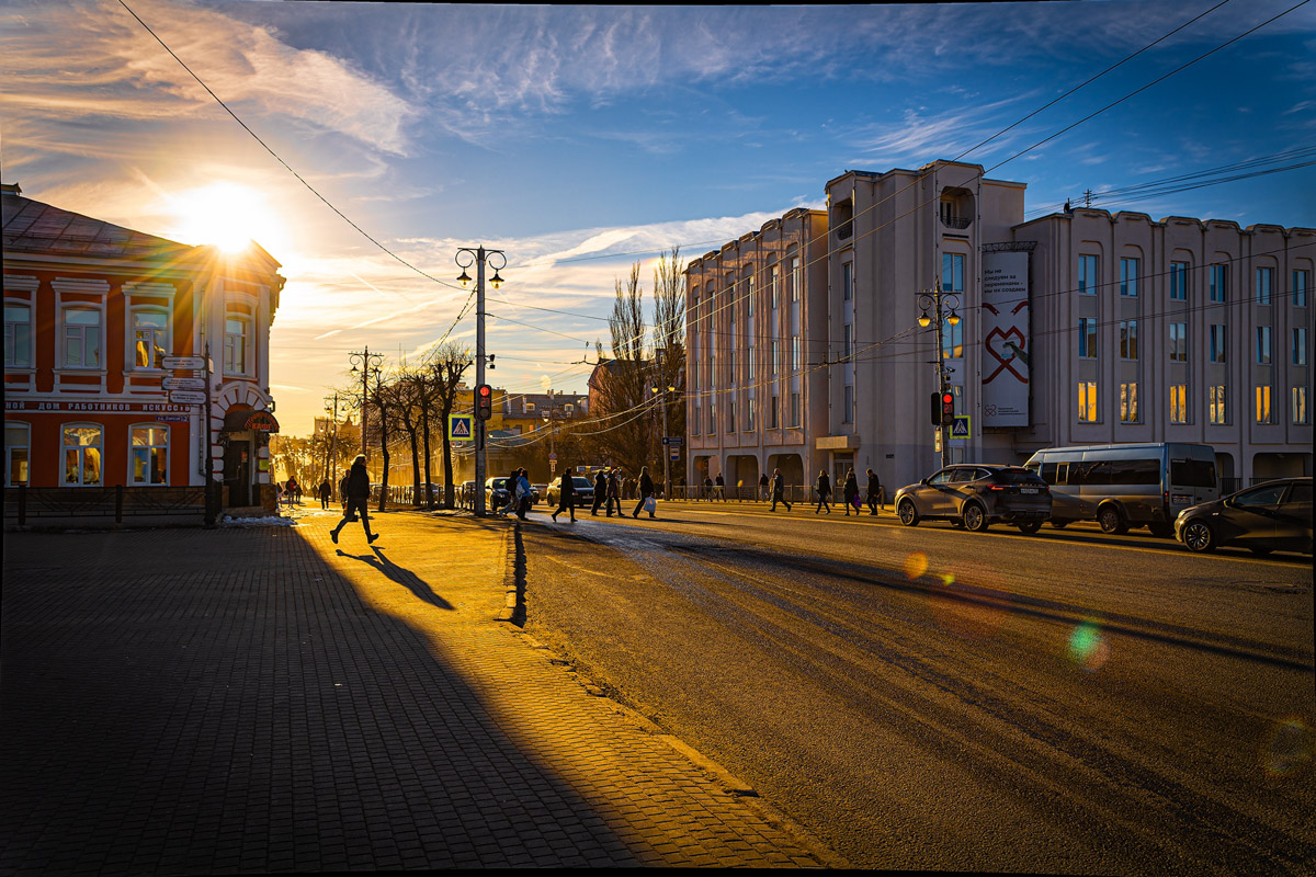 Небо над Владимирской областью регулярно устраивает эффектные шоу. То порадует световыми столбами, то удивит сразу четырьмя ночными светилами. За последнее время жители региона тоже сняли немало чудес: перевернутую радугу и северное сияние. «Ключ-Медиа» собрал самые необычные и красивые кадры.