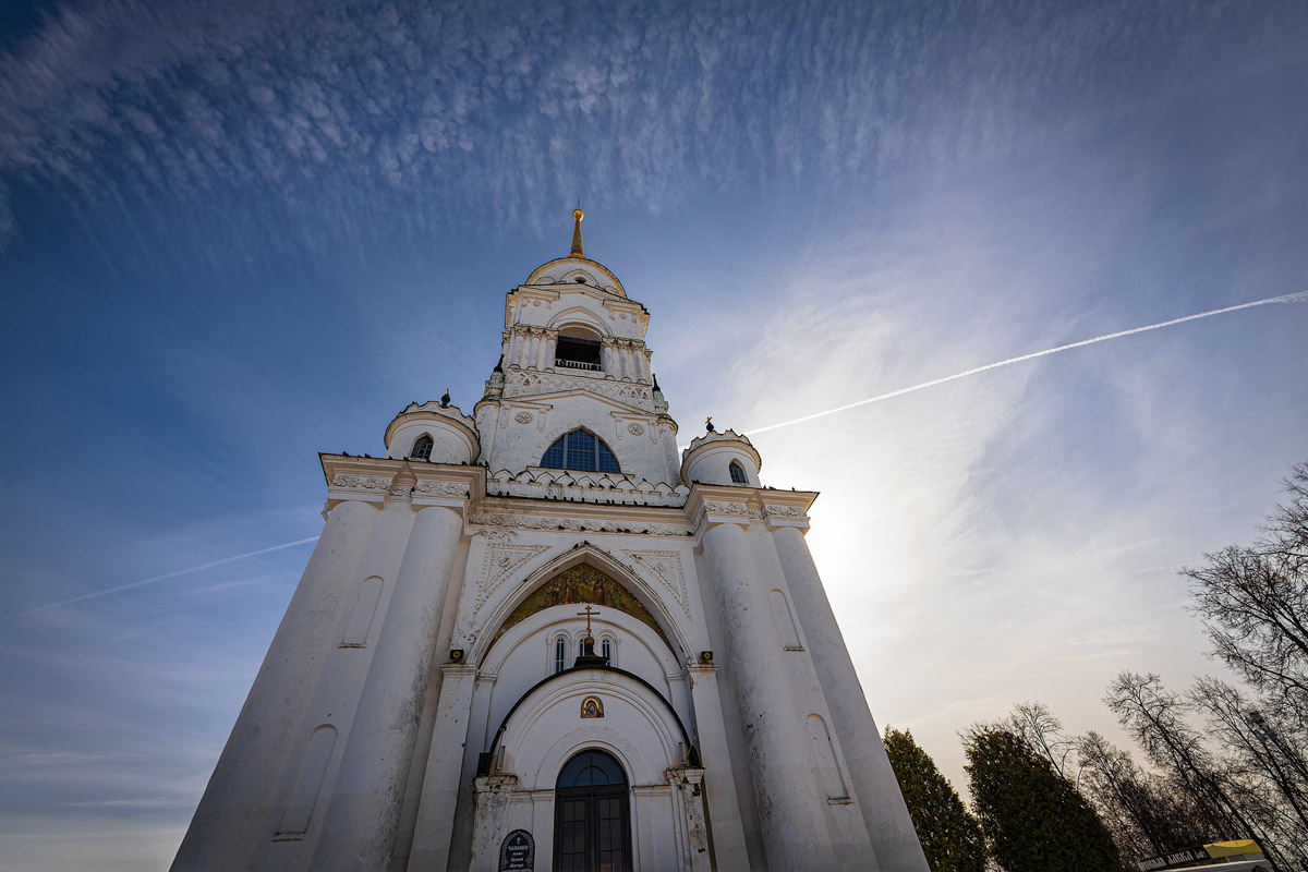 Небо над Владимирской областью регулярно устраивает эффектные шоу. То порадует световыми столбами, то удивит сразу четырьмя ночными светилами. За последнее время жители региона тоже сняли немало чудес: перевернутую радугу и северное сияние. «Ключ-Медиа» собрал самые необычные и красивые кадры.