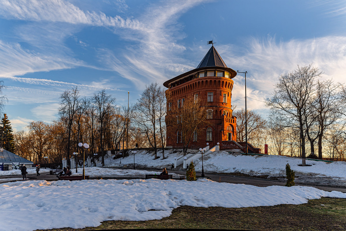 Небо над Владимирской областью регулярно устраивает эффектные шоу. То порадует световыми столбами, то удивит сразу четырьмя ночными светилами. За последнее время жители региона тоже сняли немало чудес: перевернутую радугу и северное сияние. «Ключ-Медиа» собрал самые необычные и красивые кадры.