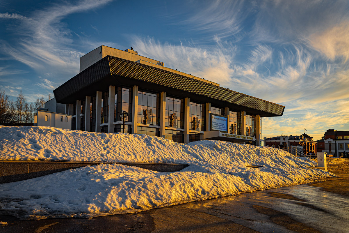 Небо над Владимирской областью регулярно устраивает эффектные шоу. То порадует световыми столбами, то удивит сразу четырьмя ночными светилами. За последнее время жители региона тоже сняли немало чудес: перевернутую радугу и северное сияние. «Ключ-Медиа» собрал самые необычные и красивые кадры.
