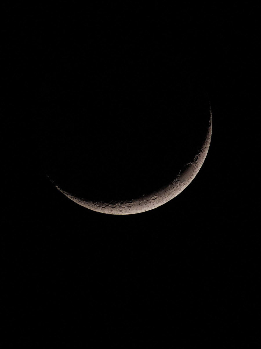 Небо над Владимирской областью регулярно устраивает эффектные шоу. То порадует световыми столбами, то удивит сразу четырьмя ночными светилами. За последнее время жители региона тоже сняли немало чудес: перевернутую радугу и северное сияние. «Ключ-Медиа» собрал самые необычные и красивые кадры.