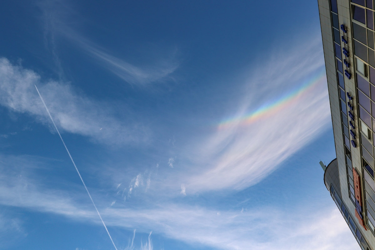 Небо над Владимирской областью регулярно устраивает эффектные шоу. То порадует световыми столбами, то удивит сразу четырьмя ночными светилами. За последнее время жители региона тоже сняли немало чудес: перевернутую радугу и северное сияние. «Ключ-Медиа» собрал самые необычные и красивые кадры.