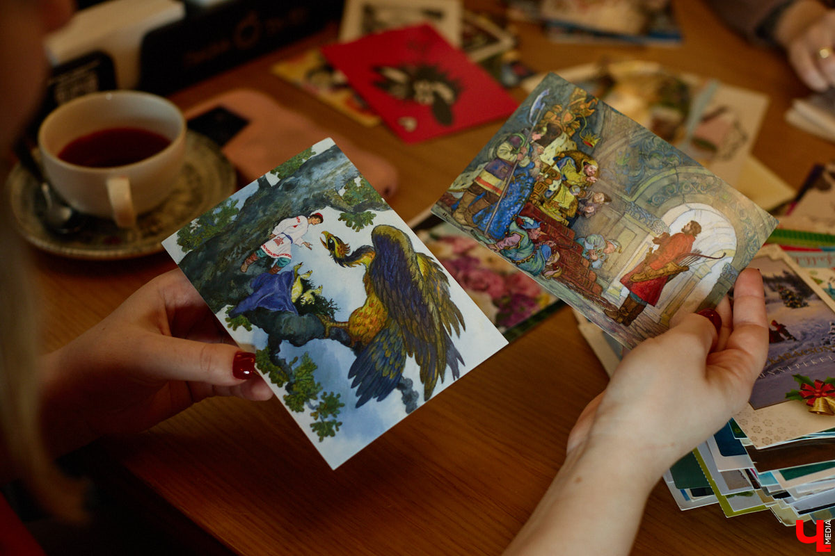 Дома у Анастасии Каревой хранятся чужие детские воспоминания. Они получены в виде открыток от людей со всего мира. Одни также делятся погодой за окном, другие пытаются начать романтические отношения. Мы поговорили с ней об отдельном мире под названием «посткроссинг», а заодно познакомились с историями из дальних стран и разных уголков России.