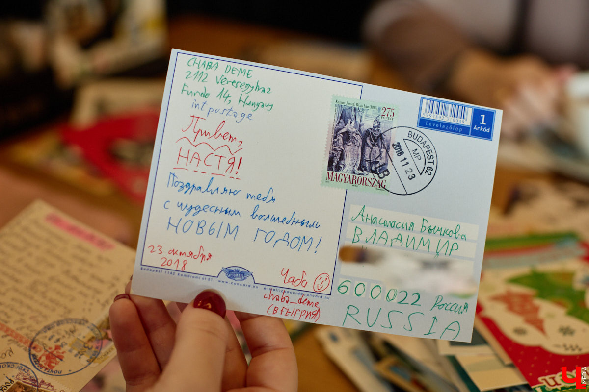 Дома у Анастасии Каревой хранятся чужие детские воспоминания. Они получены в виде открыток от людей со всего мира. Одни также делятся погодой за окном, другие пытаются начать романтические отношения. Мы поговорили с ней об отдельном мире под названием «посткроссинг», а заодно познакомились с историями из дальних стран и разных уголков России.