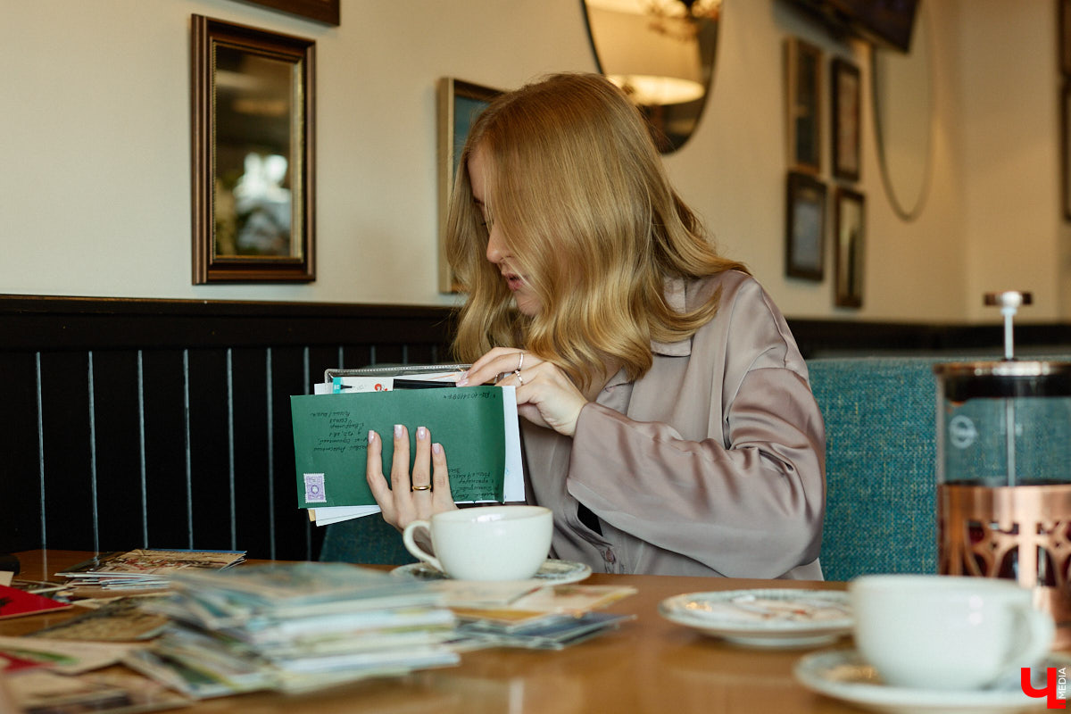 Дома у Анастасии Каревой хранятся чужие детские воспоминания. Они получены в виде открыток от людей со всего мира. Одни также делятся погодой за окном, другие пытаются начать романтические отношения. Мы поговорили с ней об отдельном мире под названием «посткроссинг», а заодно познакомились с историями из дальних стран и разных уголков России.