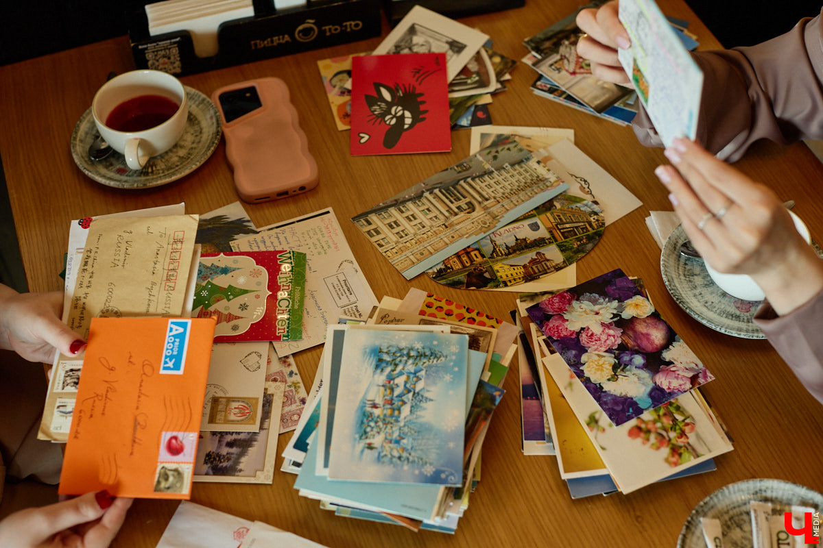 Дома у Анастасии Каревой хранятся чужие детские воспоминания. Они получены в виде открыток от людей со всего мира. Одни также делятся погодой за окном, другие пытаются начать романтические отношения. Мы поговорили с ней об отдельном мире под названием «посткроссинг», а заодно познакомились с историями из дальних стран и разных уголков России.