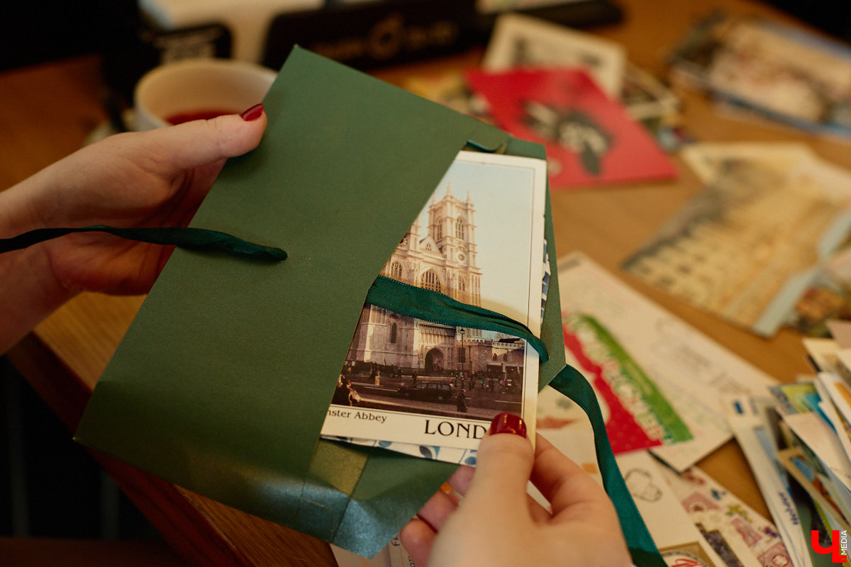 Дома у Анастасии Каревой хранятся чужие детские воспоминания. Они получены в виде открыток от людей со всего мира. Одни также делятся погодой за окном, другие пытаются начать романтические отношения. Мы поговорили с ней об отдельном мире под названием «посткроссинг», а заодно познакомились с историями из дальних стран и разных уголков России.