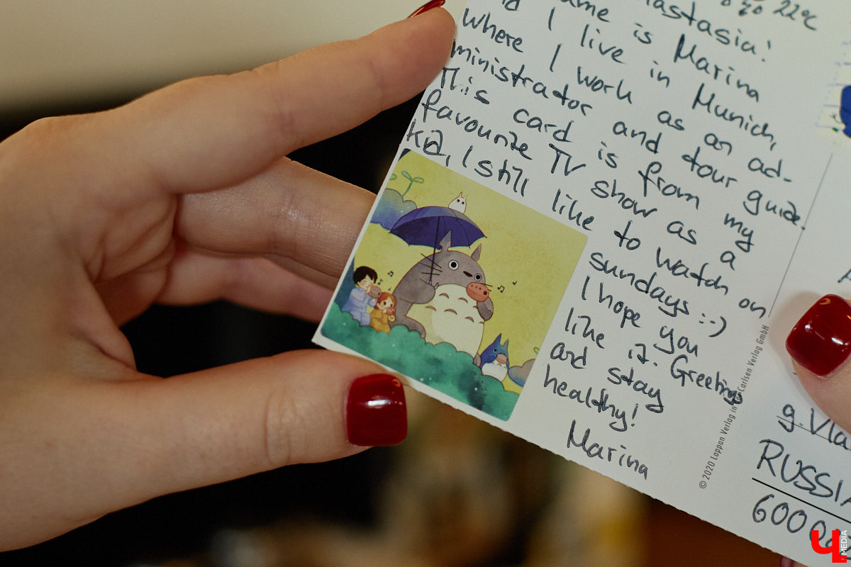 Дома у Анастасии Каревой хранятся чужие детские воспоминания. Они получены в виде открыток от людей со всего мира. Одни также делятся погодой за окном, другие пытаются начать романтические отношения. Мы поговорили с ней об отдельном мире под названием «посткроссинг», а заодно познакомились с историями из дальних стран и разных уголков России.