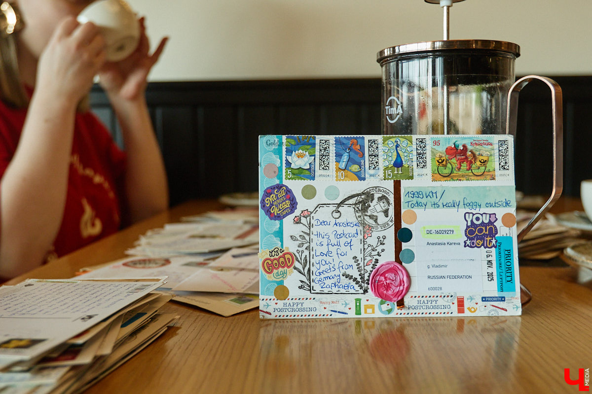 Дома у Анастасии Каревой хранятся чужие детские воспоминания. Они получены в виде открыток от людей со всего мира. Одни также делятся погодой за окном, другие пытаются начать романтические отношения. Мы поговорили с ней об отдельном мире под названием «посткроссинг», а заодно познакомились с историями из дальних стран и разных уголков России.