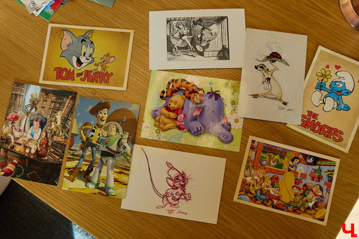 Дома у Анастасии Каревой хранятся чужие детские воспоминания. Они получены в виде открыток от людей со всего мира. Одни также делятся погодой за окном, другие пытаются начать романтические отношения. Мы поговорили с ней об отдельном мире под названием «посткроссинг», а заодно познакомились с историями из дальних стран и разных уголков России.