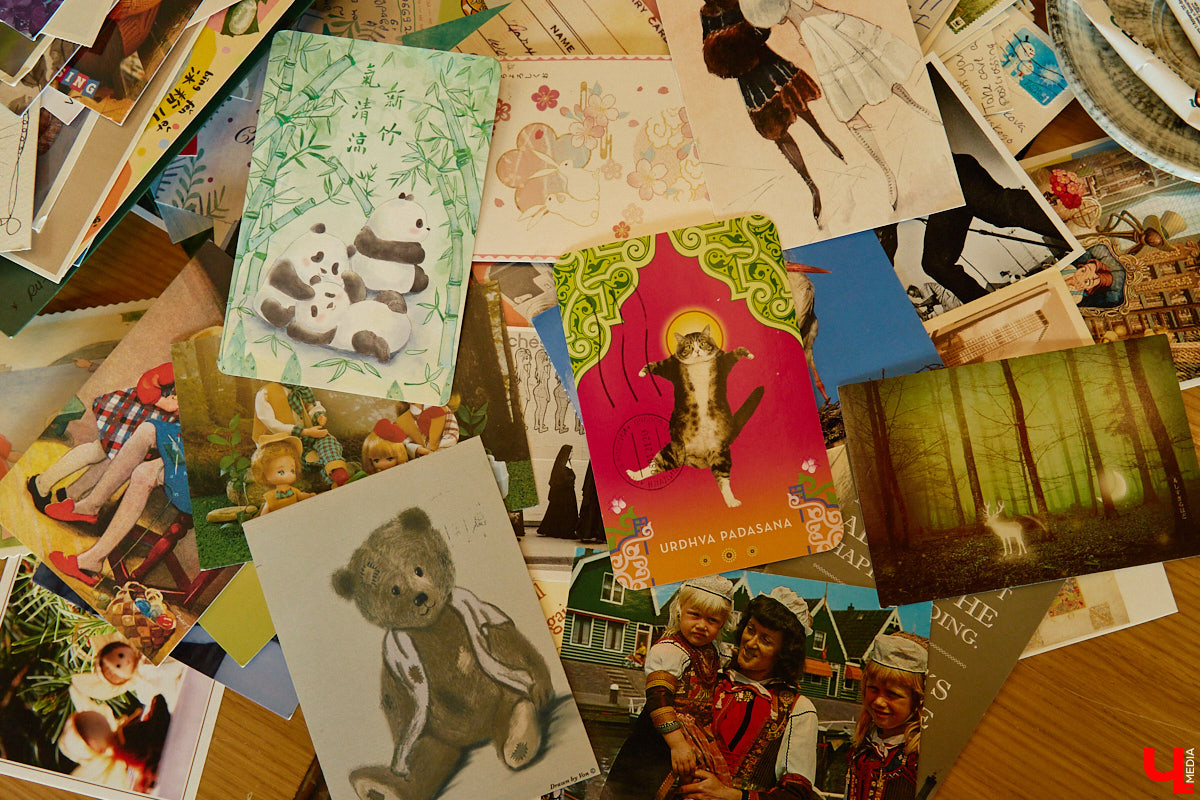 Дома у Анастасии Каревой хранятся чужие детские воспоминания. Они получены в виде открыток от людей со всего мира. Одни также делятся погодой за окном, другие пытаются начать романтические отношения. Мы поговорили с ней об отдельном мире под названием «посткроссинг», а заодно познакомились с историями из дальних стран и разных уголков России.