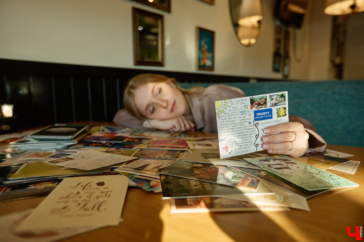 Дома у Анастасии Каревой хранятся чужие детские воспоминания. Они получены в виде открыток от людей со всего мира. Одни также делятся погодой за окном, другие пытаются начать романтические отношения. Мы поговорили с ней об отдельном мире под названием «посткроссинг», а заодно познакомились с историями из дальних стран и разных уголков России.