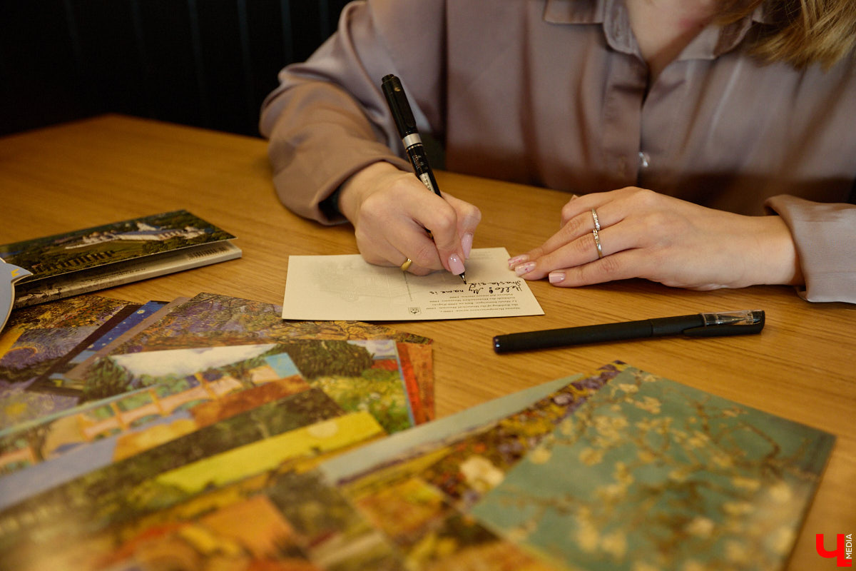 Дома у Анастасии Каревой хранятся чужие детские воспоминания. Они получены в виде открыток от людей со всего мира. Одни также делятся погодой за окном, другие пытаются начать романтические отношения. Мы поговорили с ней об отдельном мире под названием «посткроссинг», а заодно познакомились с историями из дальних стран и разных уголков России.