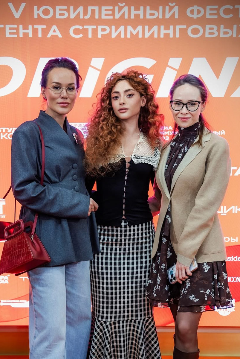 Алана Чочиева пробовала себя в разных творческих амплуа. Она покоряла вокальные шоу, шутила в «Лиге городов», появлялась на обложке французского журнала. Недавно девушка дебютировала в большом кино и даже была признана лучшей актрисой. Награду ей вручили за роль в ромкоме «Гордость».