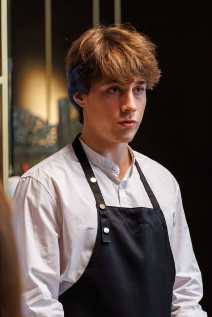 Алана Чочиева пробовала себя в разных творческих амплуа. Она покоряла вокальные шоу, шутила в «Лиге городов», появлялась на обложке французского журнала. Недавно девушка дебютировала в большом кино и даже была признана лучшей актрисой. Награду ей вручили за роль в ромкоме «Гордость».