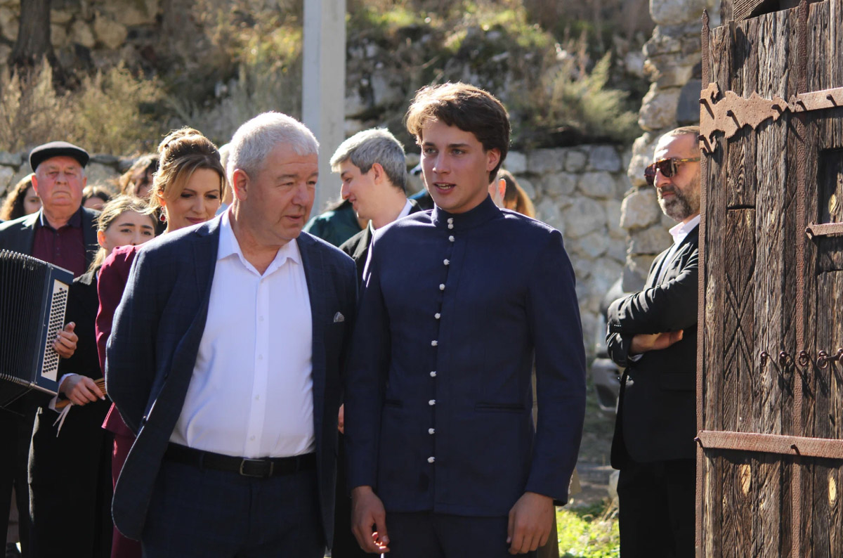 Алана Чочиева пробовала себя в разных творческих амплуа. Она покоряла вокальные шоу, шутила в «Лиге городов», появлялась на обложке французского журнала. Недавно девушка дебютировала в большом кино и даже была признана лучшей актрисой. Награду ей вручили за роль в ромкоме «Гордость».