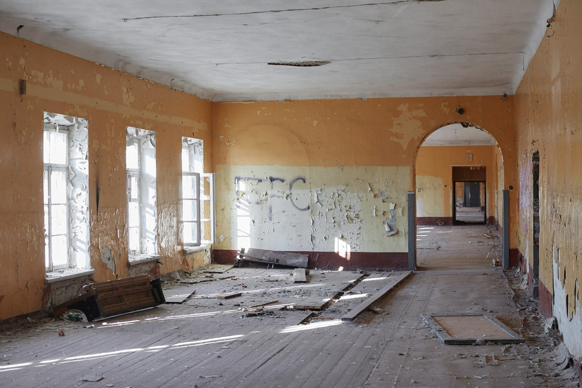 Напомним, с запуском строительства жилого квартала «УНО» было решено сохранить две из шести казарм бывшего Октябрьского военного городка. Как именно восстановят их первоначальный облик, долго оставалось открытым вопросом, и вот на прошлой неделе работы официально стартовали.