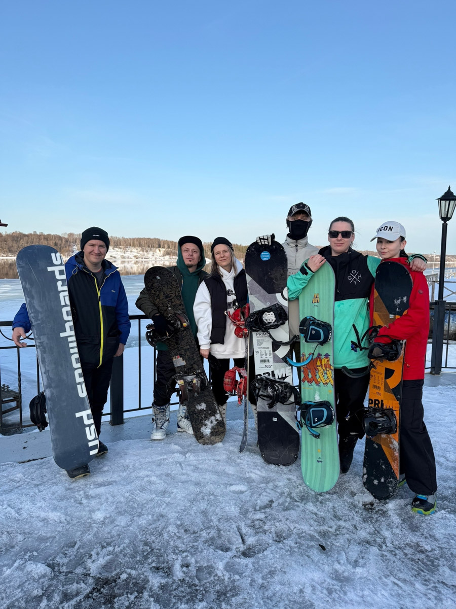 Все хорошо знают: Плёс — идеальное место для пеших прогулок. Уютный старинный город, где писал свои картины Исаак Левитан, в любое время года привлекает туристов. Сноубордисты же приехали туда на местный горнолыжный курорт, чтобы ярко закрыть сезон, или, по их словам, «доесть» последний кусочек зимы. На склоне с панорамным видом на Волгу отметилась и жительница нашего города.