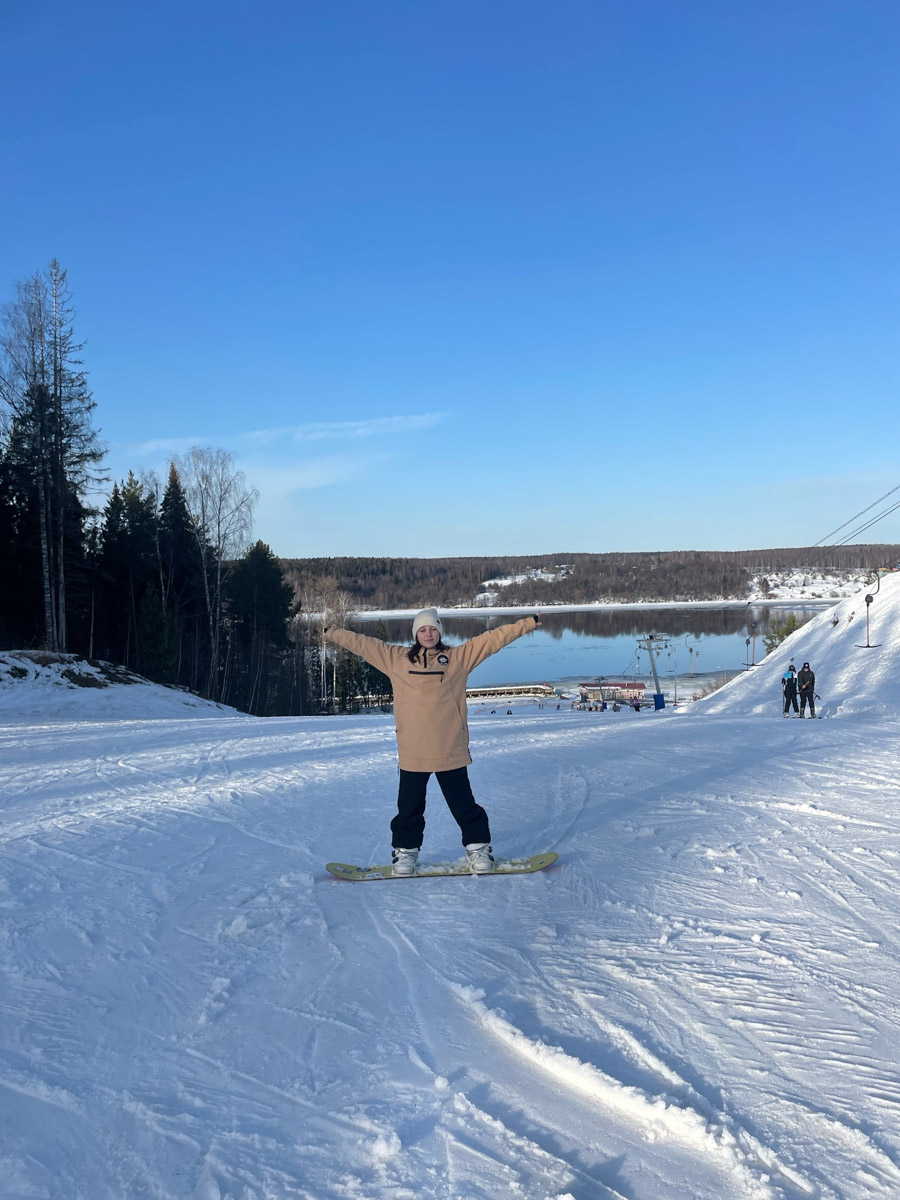 Все хорошо знают: Плёс — идеальное место для пеших прогулок. Уютный старинный город, где писал свои картины Исаак Левитан, в любое время года привлекает туристов. Сноубордисты же приехали туда на местный горнолыжный курорт, чтобы ярко закрыть сезон, или, по их словам, «доесть» последний кусочек зимы. На склоне с панорамным видом на Волгу отметилась и жительница нашего города.