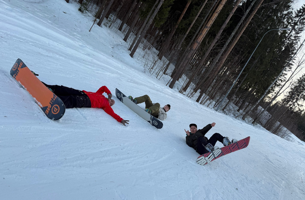 Все хорошо знают: Плёс — идеальное место для пеших прогулок. Уютный старинный город, где писал свои картины Исаак Левитан, в любое время года привлекает туристов. Сноубордисты же приехали туда на местный горнолыжный курорт, чтобы ярко закрыть сезон, или, по их словам, «доесть» последний кусочек зимы. На склоне с панорамным видом на Волгу отметилась и жительница нашего города.