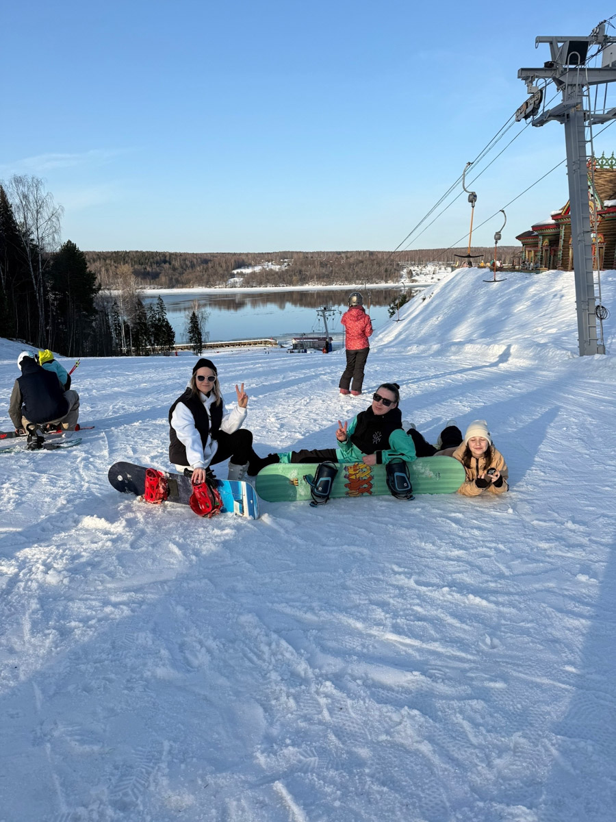Все хорошо знают: Плёс — идеальное место для пеших прогулок. Уютный старинный город, где писал свои картины Исаак Левитан, в любое время года привлекает туристов. Сноубордисты же приехали туда на местный горнолыжный курорт, чтобы ярко закрыть сезон, или, по их словам, «доесть» последний кусочек зимы. На склоне с панорамным видом на Волгу отметилась и жительница нашего города.