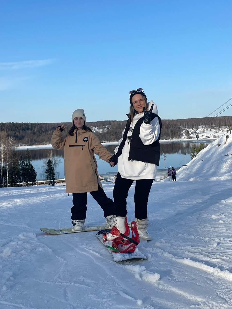 Все хорошо знают: Плёс — идеальное место для пеших прогулок. Уютный старинный город, где писал свои картины Исаак Левитан, в любое время года привлекает туристов. Сноубордисты же приехали туда на местный горнолыжный курорт, чтобы ярко закрыть сезон, или, по их словам, «доесть» последний кусочек зимы. На склоне с панорамным видом на Волгу отметилась и жительница нашего города.