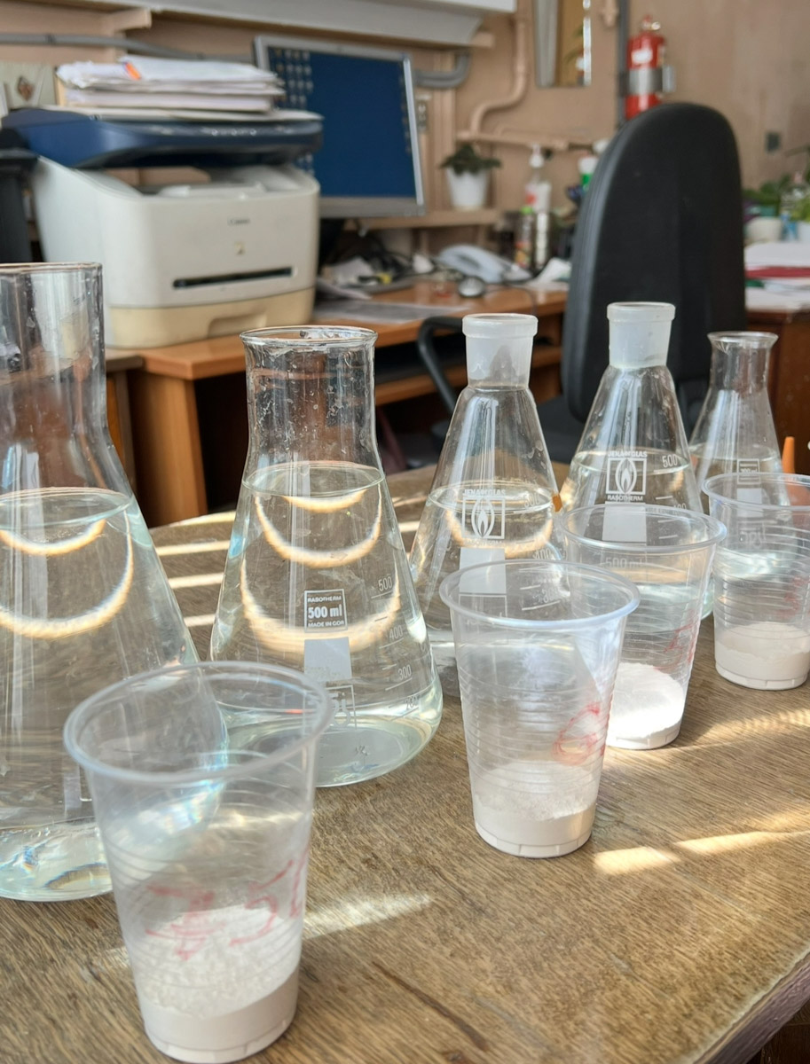 Владимирская молодежь покоряет новые высоты. А главным источником их вдохновения становится родной край. Так, две четверокурсницы колледжа ВлГУ привезли домой победу со всероссийского конкурса. Другая магистрантка «вырастила» собственного белокаменного льва и создала самоглазурующуюся керамику! «Ключ-Медиа» поговорил с юными дарованиями об их проектах и разработках.