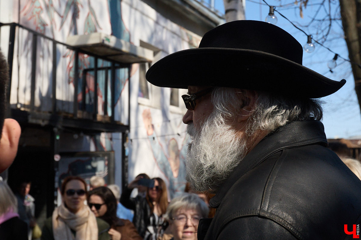 Минувший воскресный день ознаменовался важным культурным событием: в историческом центре прошел краеведческий фестиваль «Свой слой». Мероприятие посвятили не только прошлому областной столицы, но и его настоящему. «Ключ-Медиа» побывал там и готов поделиться самыми яркими моментами!