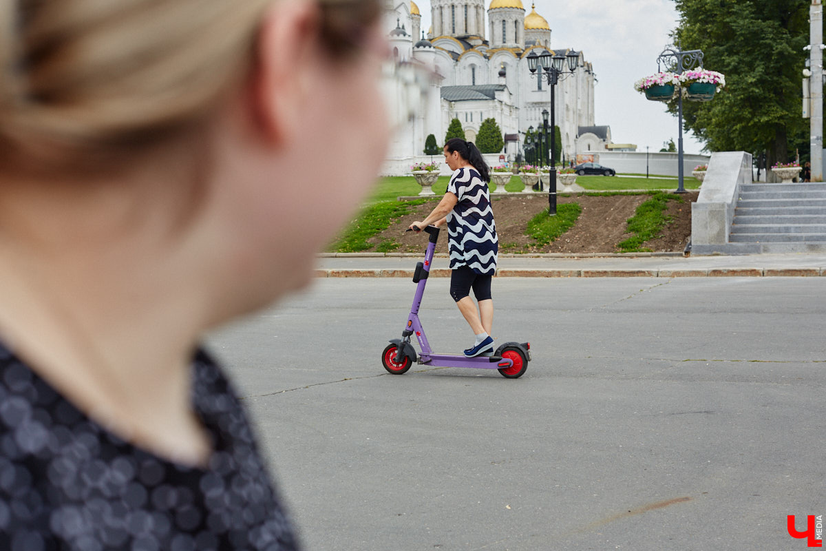 Электросамокаты вновь выруливают на тротуары Владимира. И начинается сезон с обновлений. Теперь за брошенные в неположенных местах СИМы будут наказывать жестче, но и парковок для них станет больше почти в три раза. Вспоминаем уже принятые и разбираемся в пока лишь обсуждаемых законах для любителей «двухколесных ураганов».