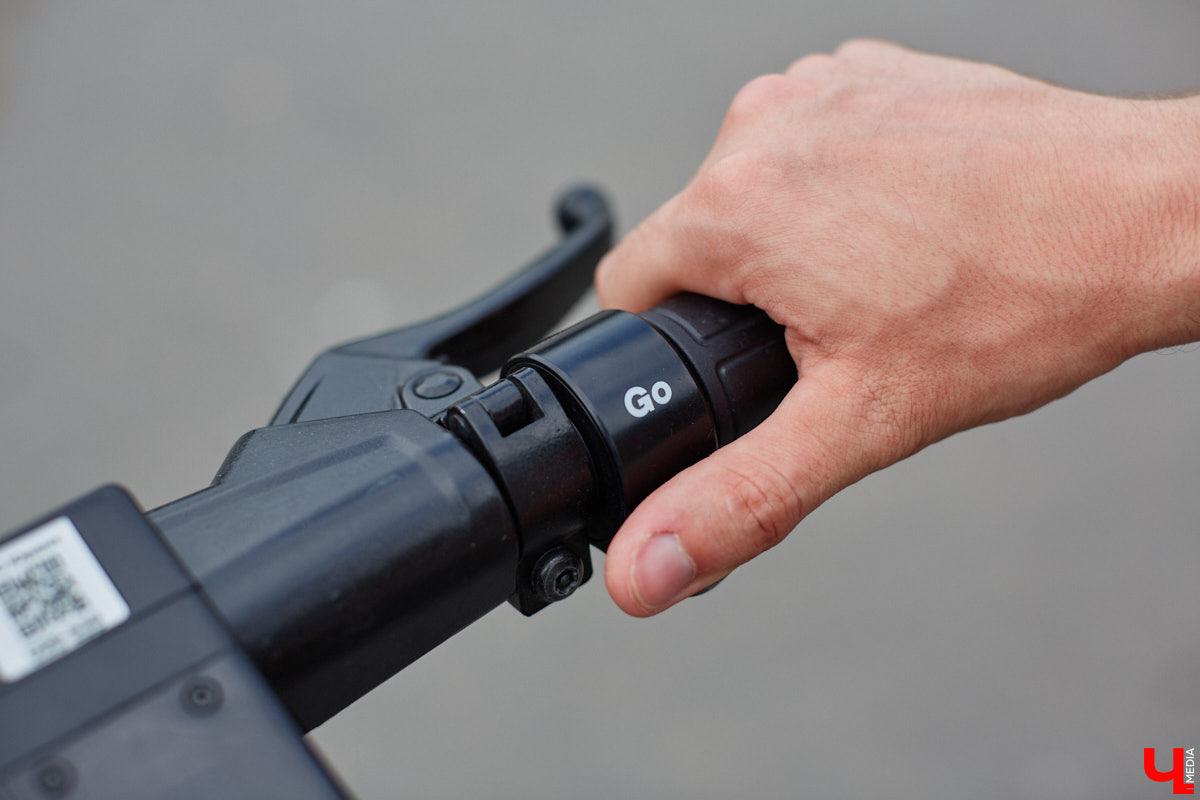 Электросамокаты вновь выруливают на тротуары Владимира. И начинается сезон с обновлений. Теперь за брошенные в неположенных местах СИМы будут наказывать жестче, но и парковок для них станет больше почти в три раза. Вспоминаем уже принятые и разбираемся в пока лишь обсуждаемых законах для любителей «двухколесных ураганов».