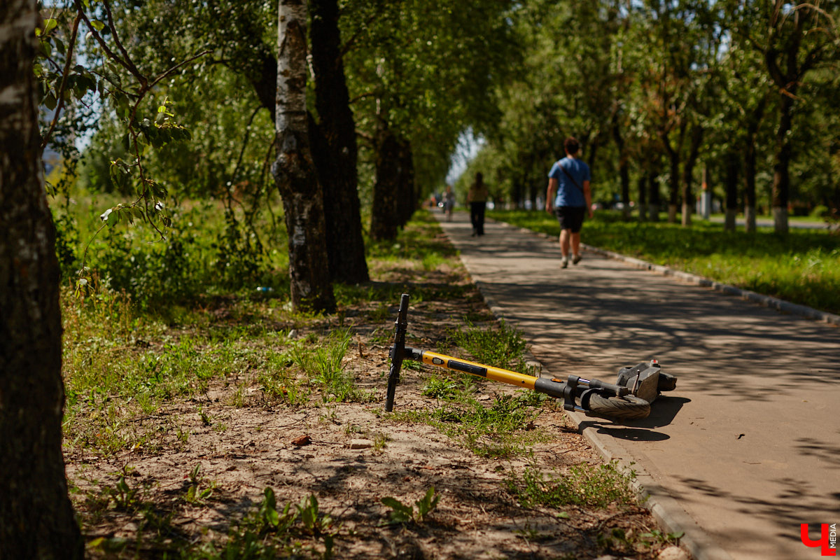 Электросамокаты вновь выруливают на тротуары Владимира. И начинается сезон с обновлений. Теперь за брошенные в неположенных местах СИМы будут наказывать жестче, но и парковок для них станет больше почти в три раза. Вспоминаем уже принятые и разбираемся в пока лишь обсуждаемых законах для любителей «двухколесных ураганов».