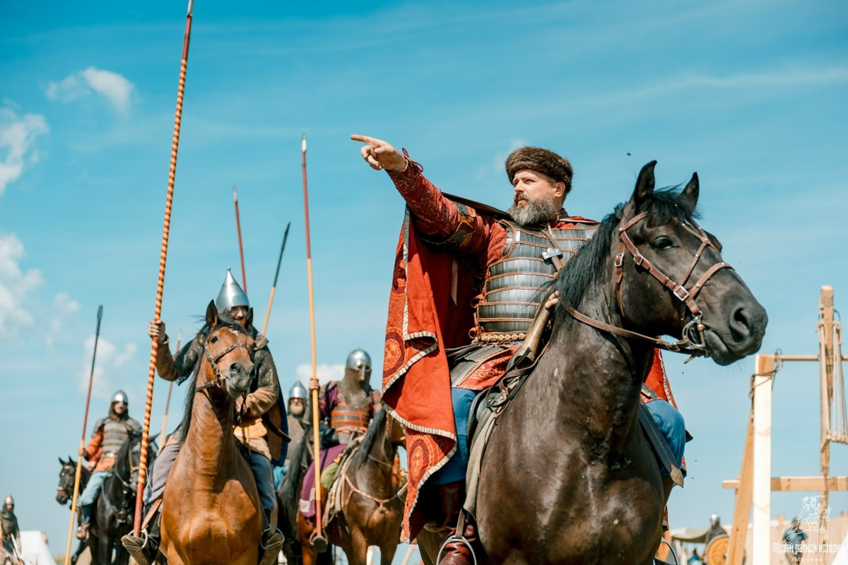 В марте состоялась премьера саги о жизни Андрея Боголюбского. Съемки сериала «Князь Андрей» проходили также в 33-м регионе. Жителям не терпелось оценить результат длительного кинопроцесса. Увы, многих он разочаровал. «Ключ-Медиа» изучил позиции экспертов, разобравших кинопродукт по косточкам.