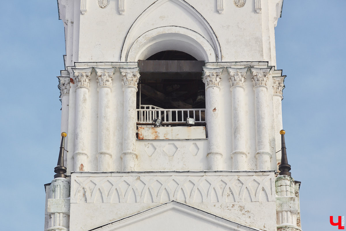 Успенский собор во Владимире могут начать реставрировать уже в этом году. Ранее об этом заявил митрополит Владимирский и Суздальский Никандр, теперь сроки подтвердили в музее. Подробностей пока немного, но точно одно: уникальный памятник древнерусской истории, включенный в список Всемирного наследия ЮНЕСКО, давно нуждается в глобальном восстановлении.