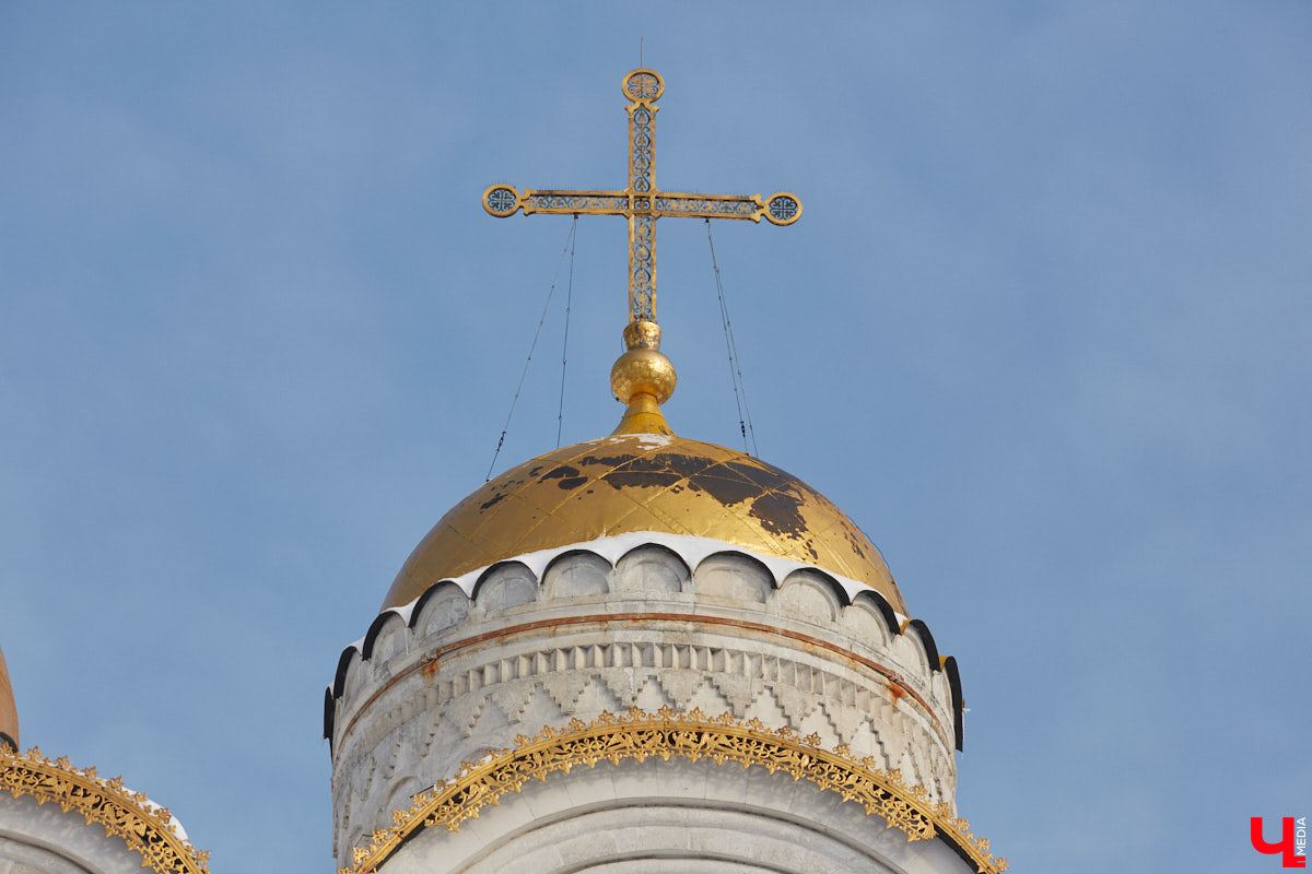 Успенский собор во Владимире могут начать реставрировать уже в этом году. Ранее об этом заявил митрополит Владимирский и Суздальский Никандр, теперь сроки подтвердили в музее. Подробностей пока немного, но точно одно: уникальный памятник древнерусской истории, включенный в список Всемирного наследия ЮНЕСКО, давно нуждается в глобальном восстановлении.