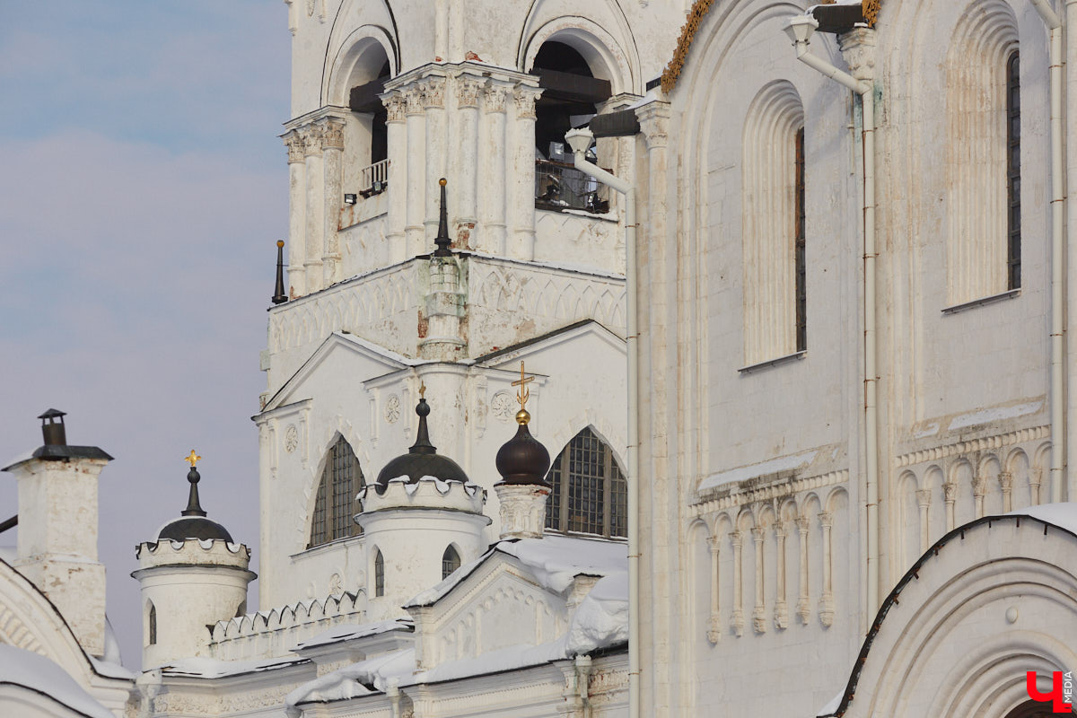 Успенский собор во Владимире могут начать реставрировать уже в этом году. Ранее об этом заявил митрополит Владимирский и Суздальский Никандр, теперь сроки подтвердили в музее. Подробностей пока немного, но точно одно: уникальный памятник древнерусской истории, включенный в список Всемирного наследия ЮНЕСКО, давно нуждается в глобальном восстановлении.