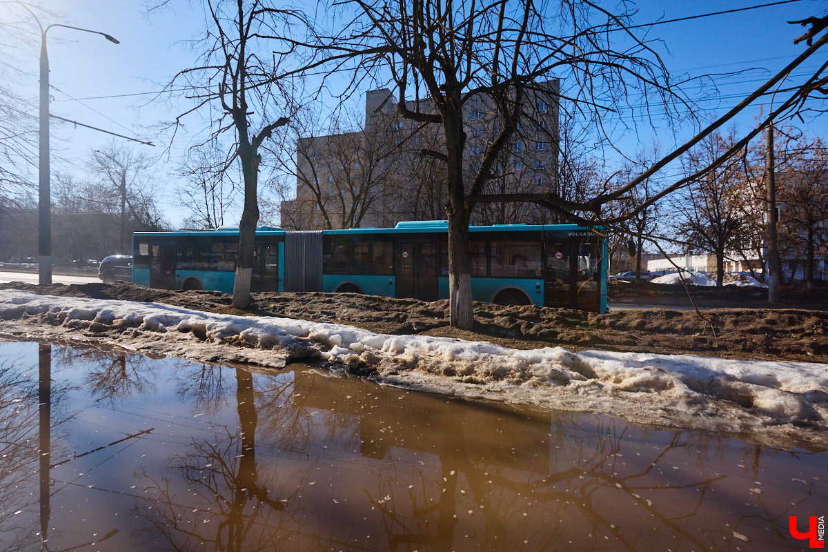Во Владимире вновь планируют снести частные дома под новую дорогу от ДДюТ. На этот раз в центре внимания здания на улице Пушкарской. Предполагается, что демонтаж затронет сразу восемь жилых строений. Есть и хорошие новости. Проезд в общественном транспорте областного центра подорожает, но не так сильно, как предполагали перевозчики. Эти и другие новости в нашем традиционном дорожном обзоре.