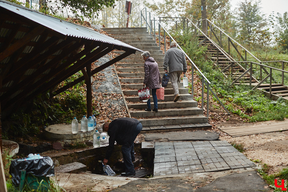 Благоустройство Казанского родника официально завершено… Но с недочетами. Подрядчику предстоит исправить ошибки, чтобы жители могли с комфортом добираться до воды. «Ключ-Медиа» выяснил, что же пошло не так, а заодно проверил состояние Леонтьева источника на Мира.