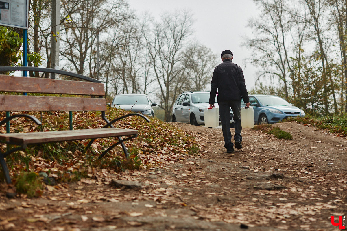 Благоустройство Казанского родника официально завершено… Но с недочетами. Подрядчику предстоит исправить ошибки, чтобы жители могли с комфортом добираться до воды. «Ключ-Медиа» выяснил, что же пошло не так, а заодно проверил состояние Леонтьева источника на Мира.