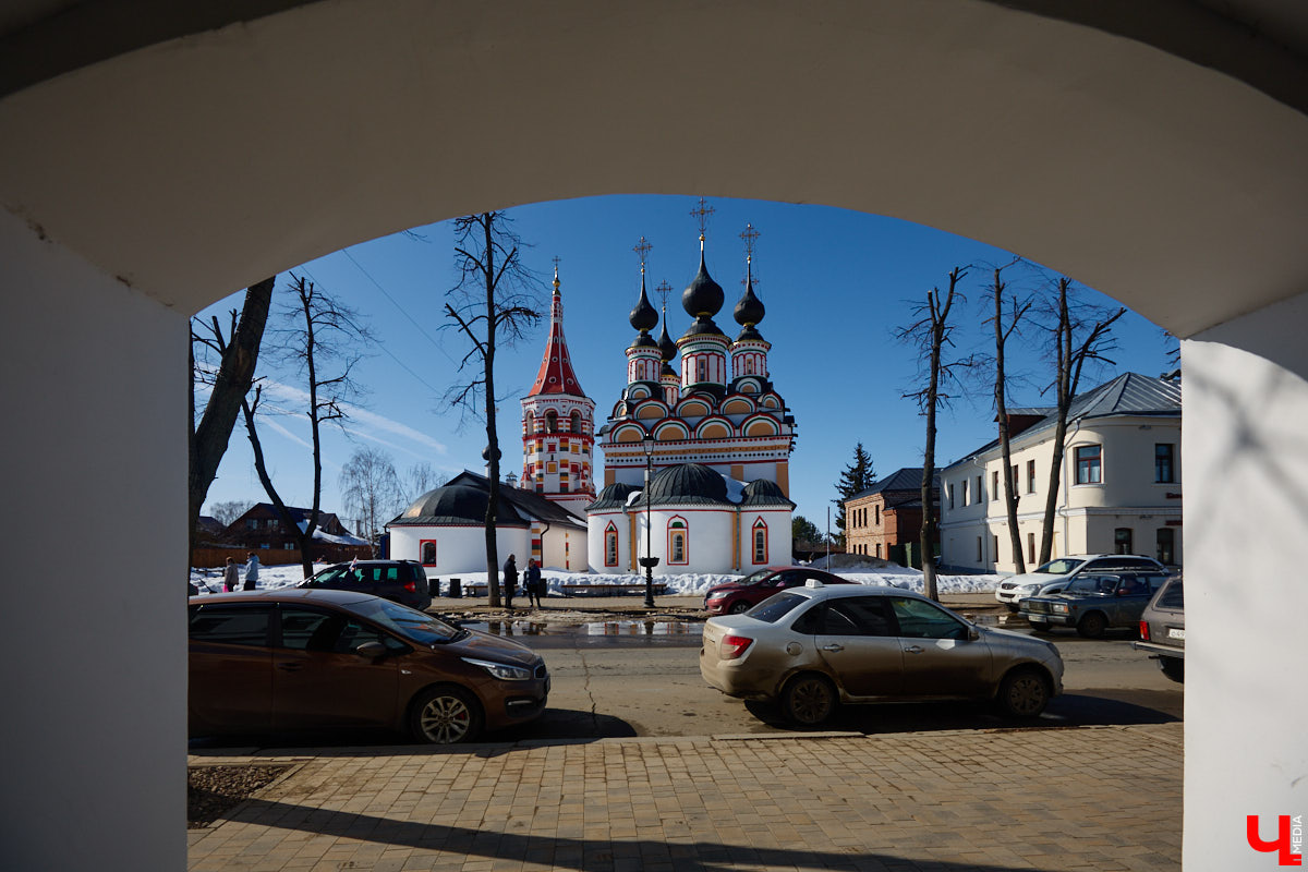 В Суздале назревает кризис. Город страдает от неконтролируемого потока автомобилей и сомнительных элементов благоустройства. Культуролог Анна Ильина сравнивает местную архитектуру с живым организмом, который сегодня подвергается серьезному испытанию.