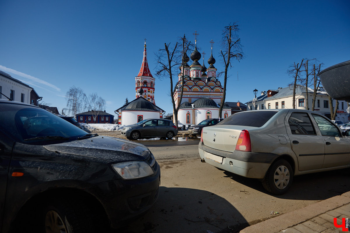 В Суздале назревает кризис. Город страдает от неконтролируемого потока автомобилей и сомнительных элементов благоустройства. Культуролог Анна Ильина сравнивает местную архитектуру с живым организмом, который сегодня подвергается серьезному испытанию.