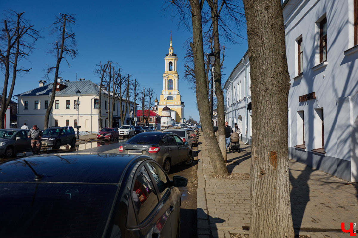 В Суздале назревает кризис. Город страдает от неконтролируемого потока автомобилей и сомнительных элементов благоустройства. Культуролог Анна Ильина сравнивает местную архитектуру с живым организмом, который сегодня подвергается серьезному испытанию.